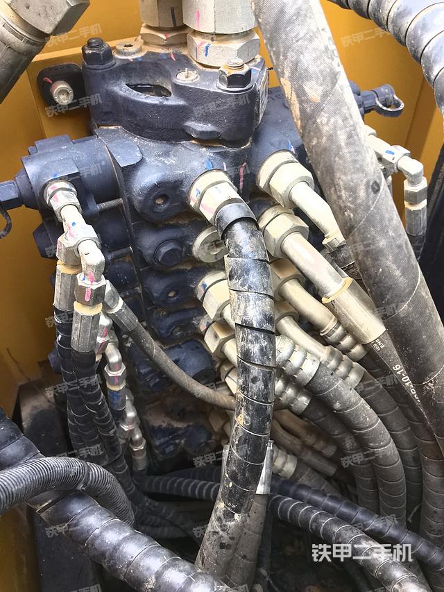 回转马达和主控阀（整机外观）