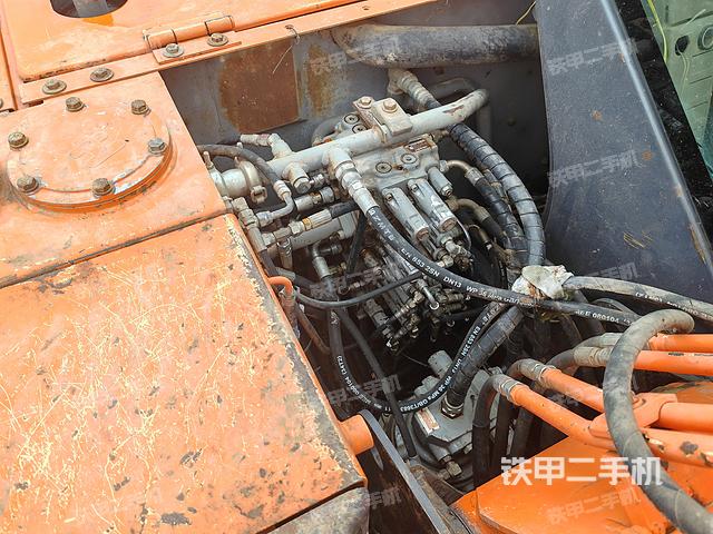 回转马达和主控阀（整机外观）