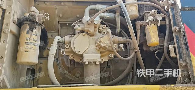 液压泵舱室正面整体（整机外观）