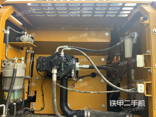 液压泵舱室正面整体（整机外观）