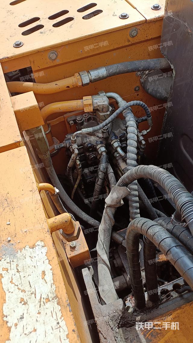 回转马达和主控阀（整机外观）