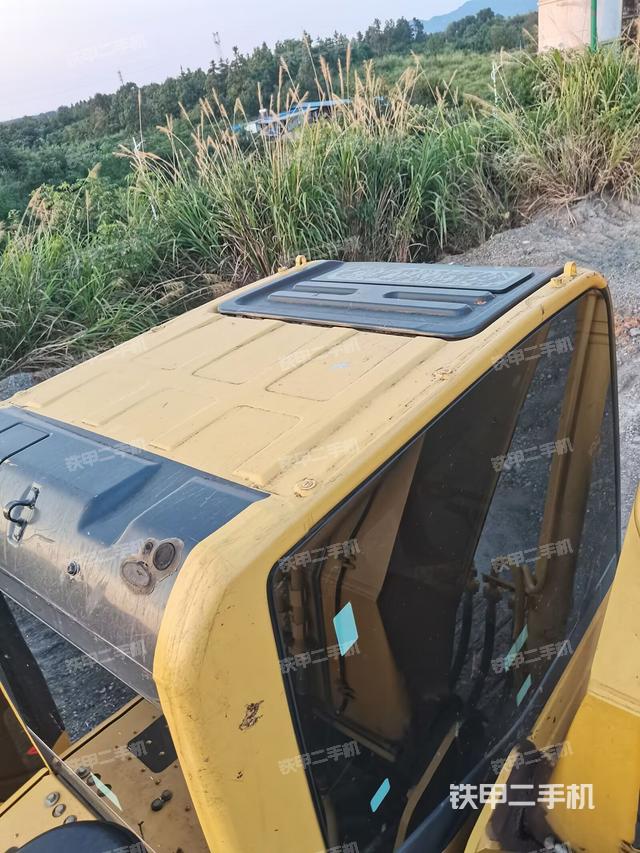 驾驶室顶部（整机外观）