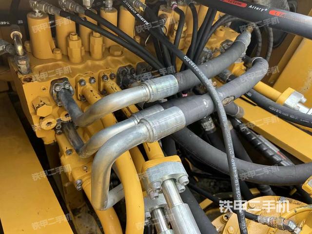 回转马达和主控阀（整机外观）