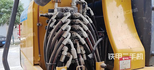 液压泵舱室正面整体（整机外观）