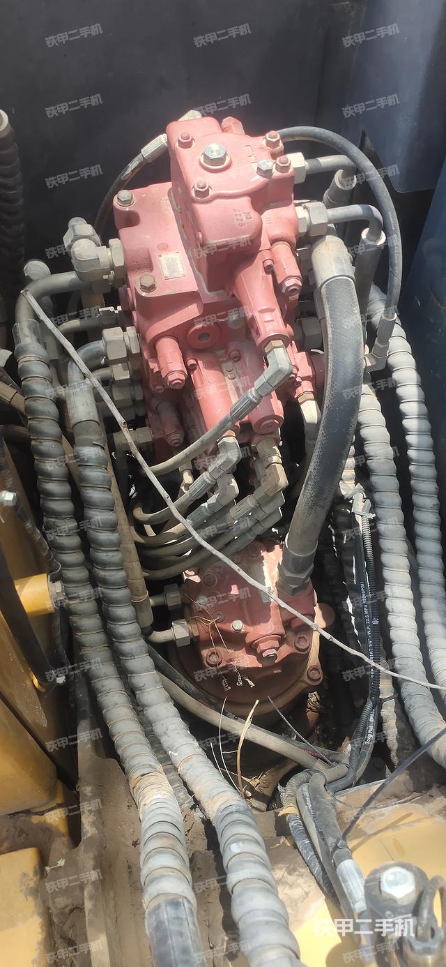 回转马达和主控阀（整机外观）