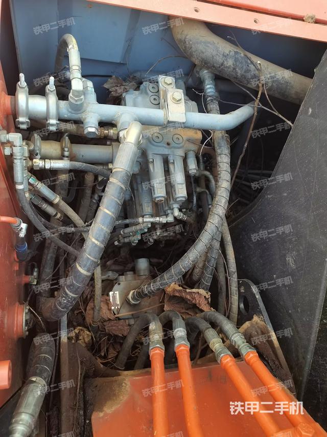 回转马达和主控阀（整机外观）