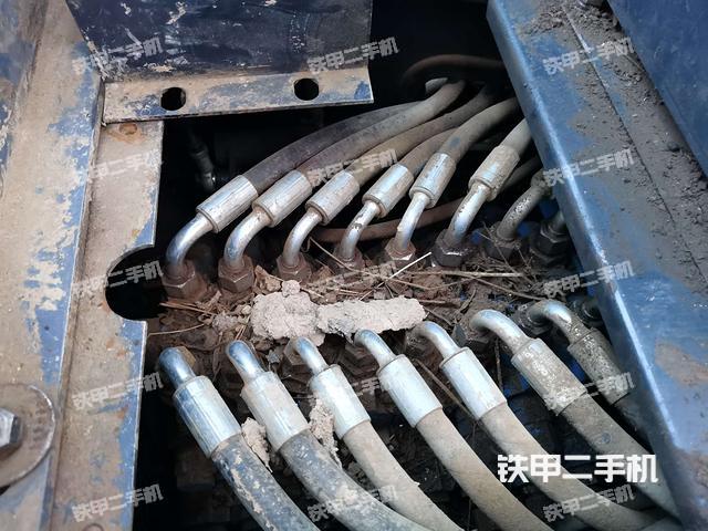 回转马达和主控阀（整机外观）