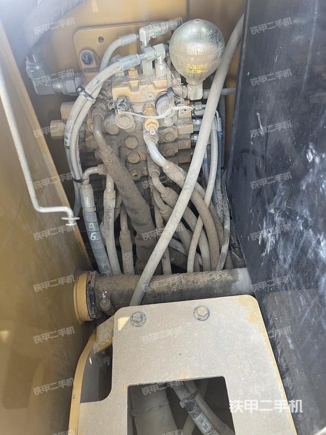 回转马达和主控阀（整机外观）