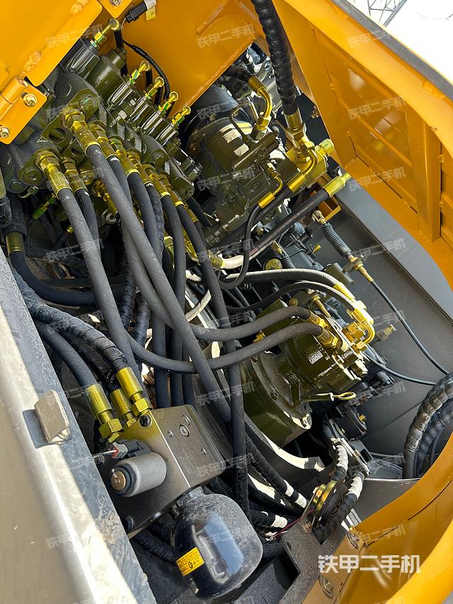 液压泵舱室正面整体（整机外观）