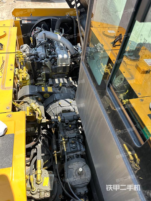 回转马达和主控阀（整机外观）