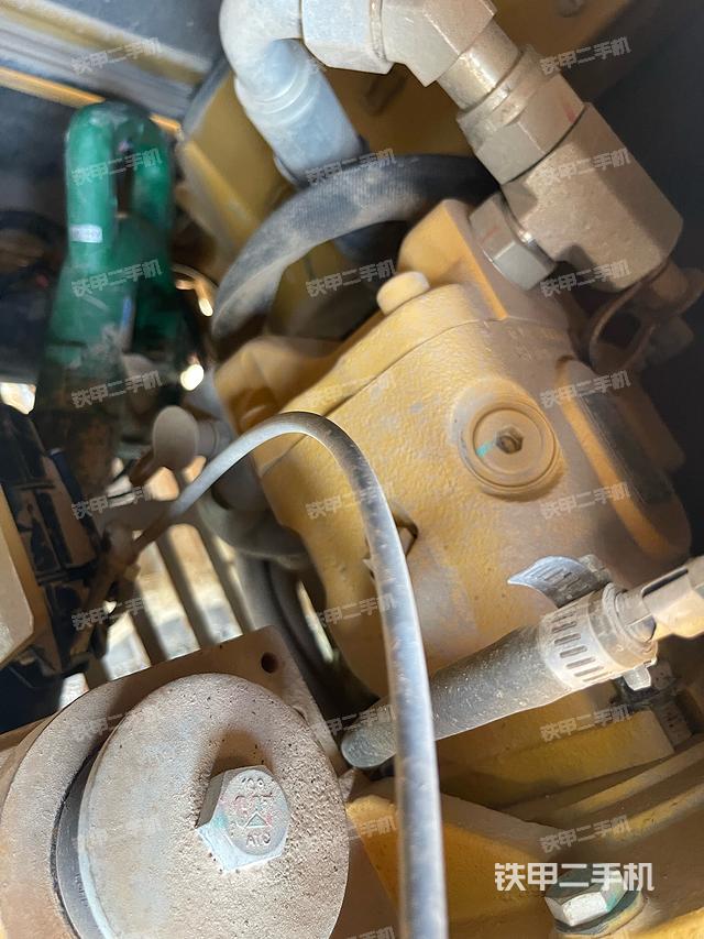 液压泵舱室正面整体（整机外观）