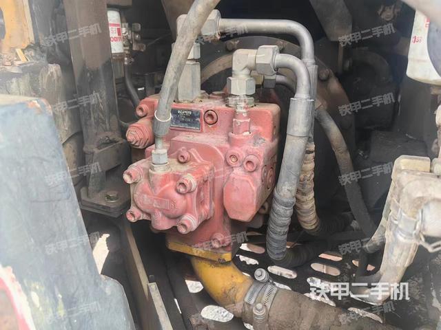 液压泵舱室正面整体（整机外观）