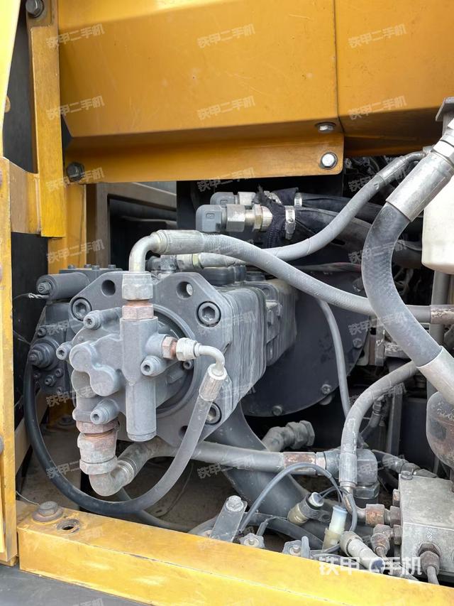 液压泵舱室正面整体（整机外观）