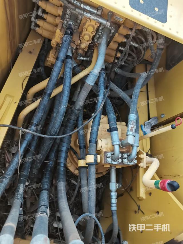 回转马达和主控阀（整机外观）