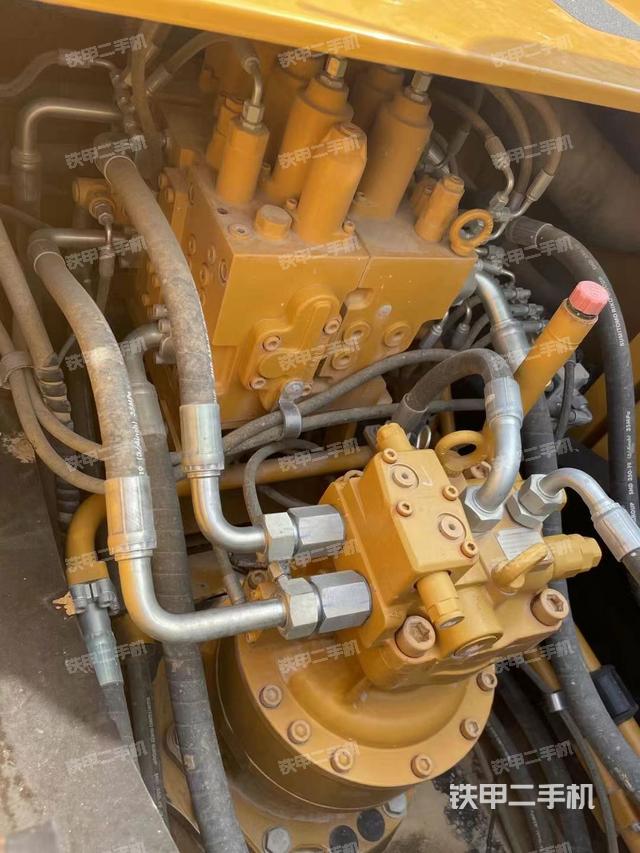 回转马达和主控阀（整机外观）