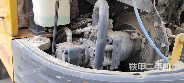 回转马达和主控阀（整机外观）