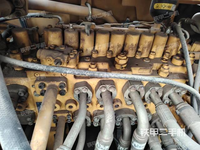 回转马达和主控阀（整机外观）