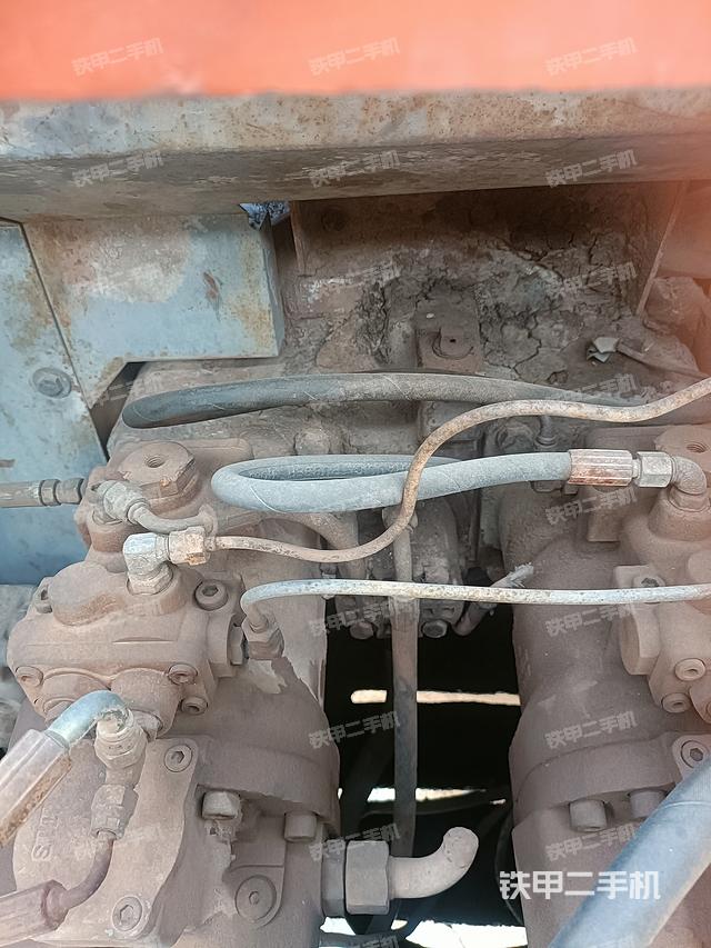 液压泵舱室正面整体（整机外观）