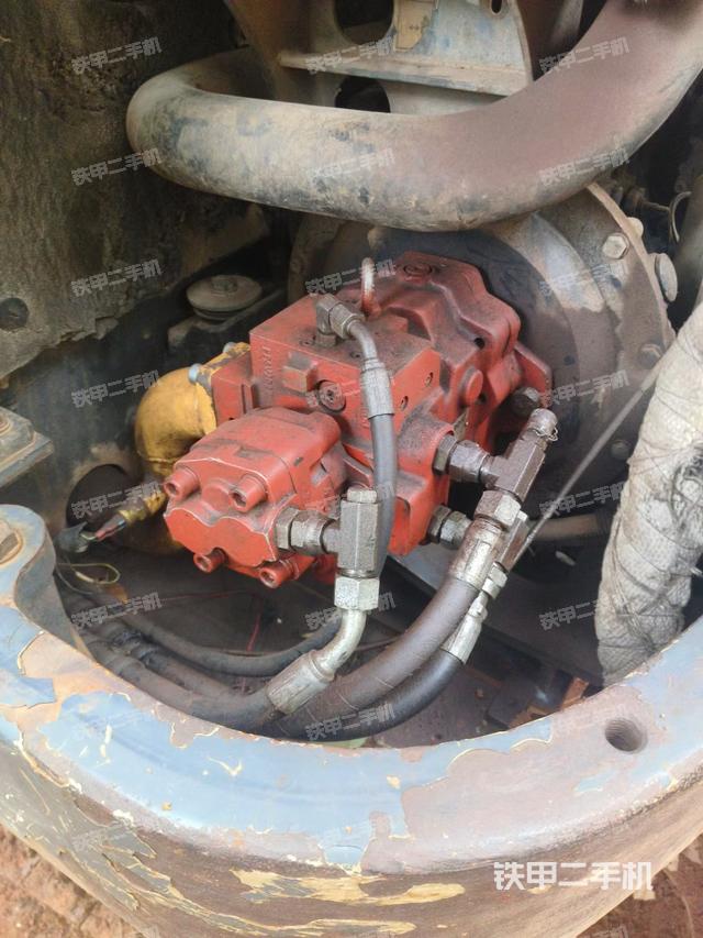 液压泵舱室正面整体（整机外观）