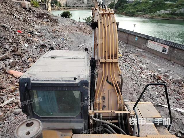 驾驶室顶部（整机外观）