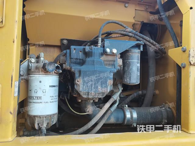 液压泵舱室正面整体（整机外观）