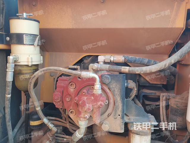 液压泵舱室正面整体（整机外观）