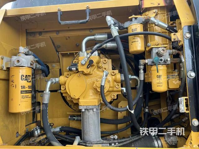 液压泵舱室正面整体（整机外观）