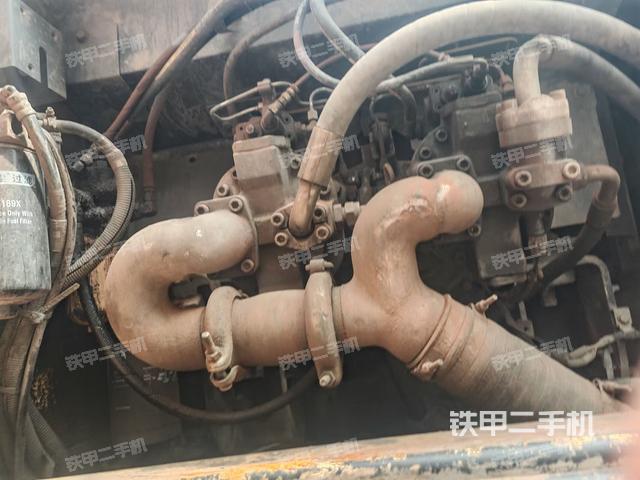 液压泵舱室正面整体（整机外观）