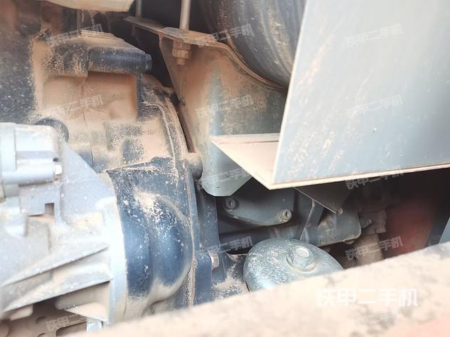 液压泵舱室正面整体（整机外观）