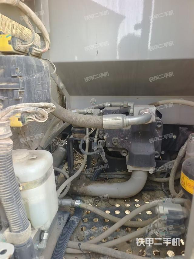 液压泵舱室正面整体（整机外观）