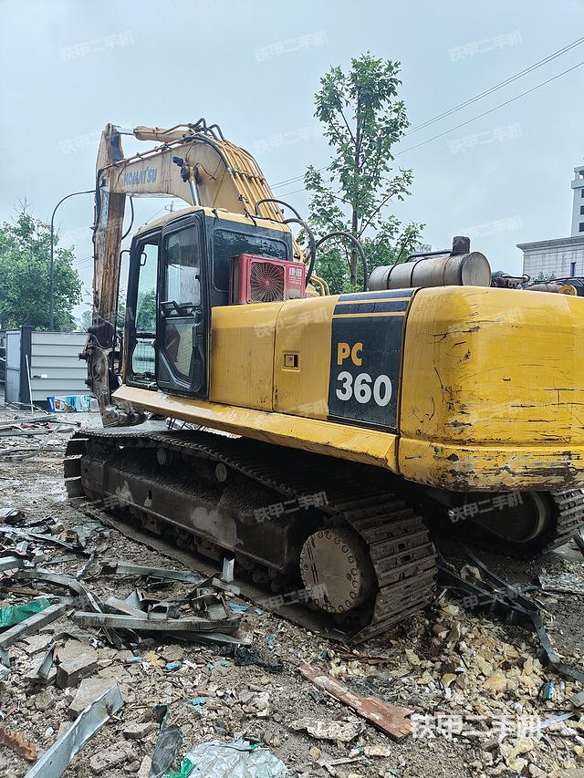 液压泵舱室正面整体（整机外观）