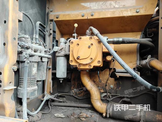 液压泵舱室正面整体（整机外观）