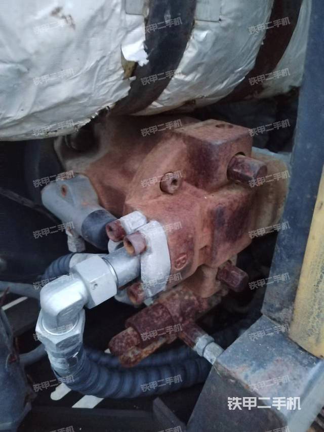 液压泵舱室正面整体（整机外观）