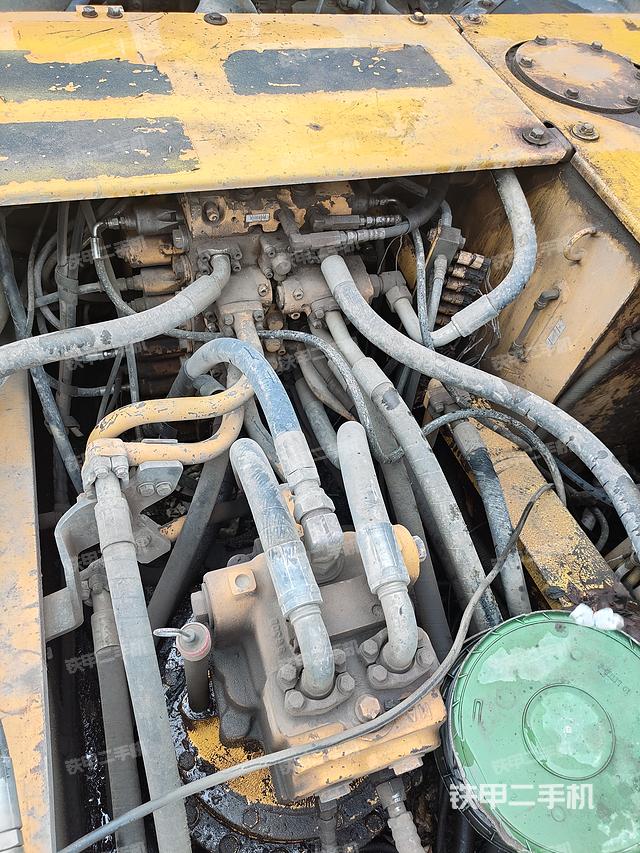 回转马达和主控阀（整机外观）