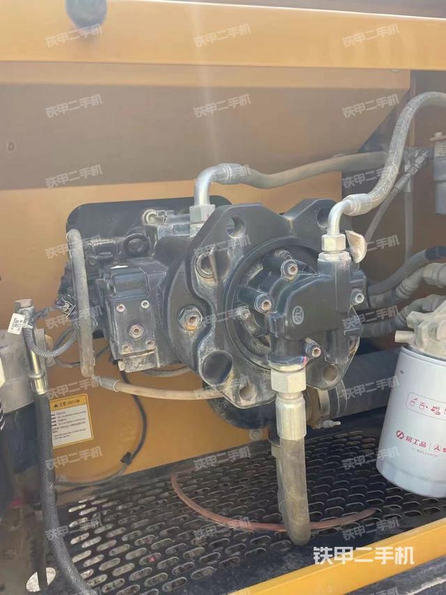 液压泵舱室正面整体（整机外观）