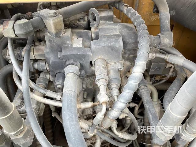 回转马达和主控阀（整机外观）