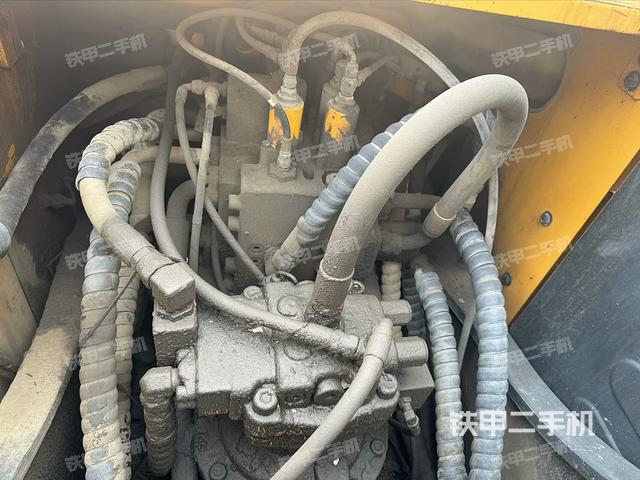 回转马达和主控阀（整机外观）