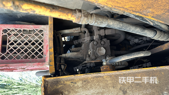 回转马达和主控阀（整机外观）