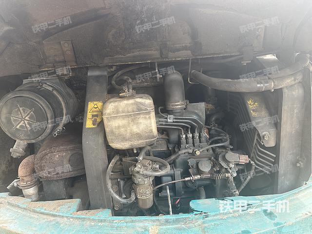 液压泵舱室正面整体（整机外观）