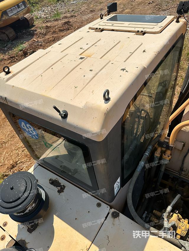 驾驶室顶部（整机外观）