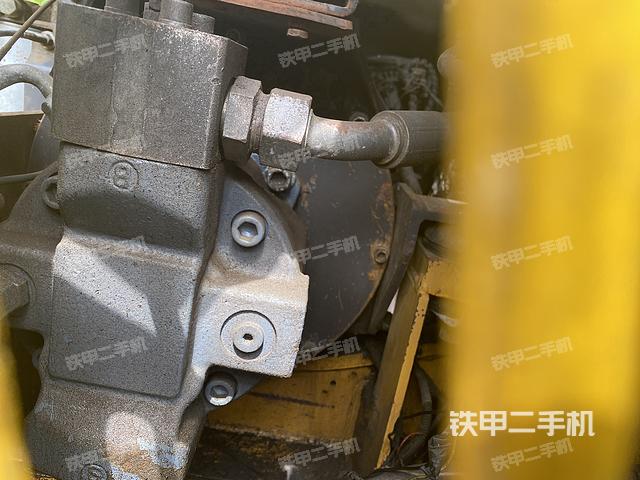 液压泵舱室正面整体（整机外观）