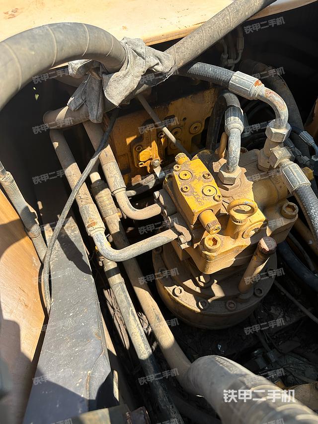 回转马达和主控阀（整机外观）