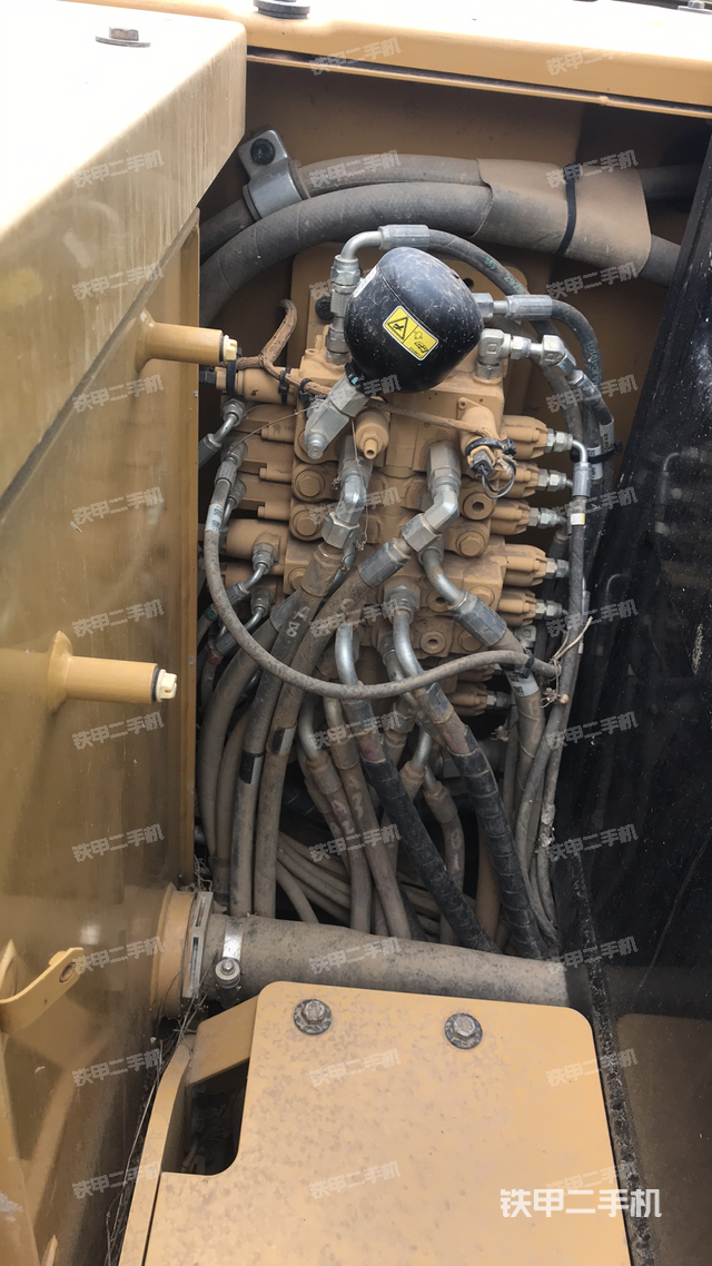 回转马达和主控阀（整机外观）