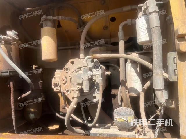 液压泵舱室正面整体（整机外观）