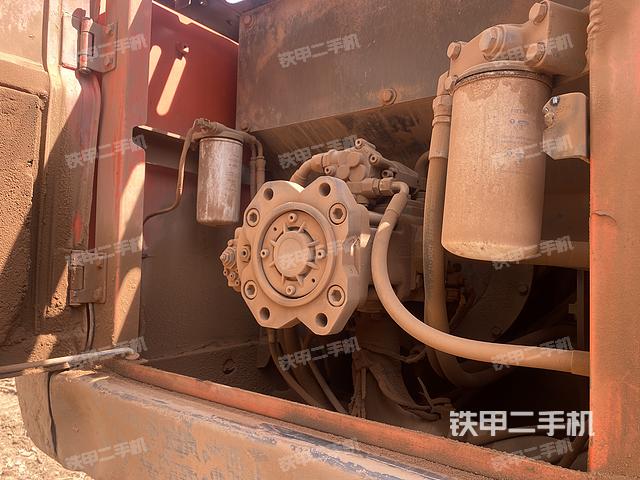 液压泵舱室正面整体（整机外观）