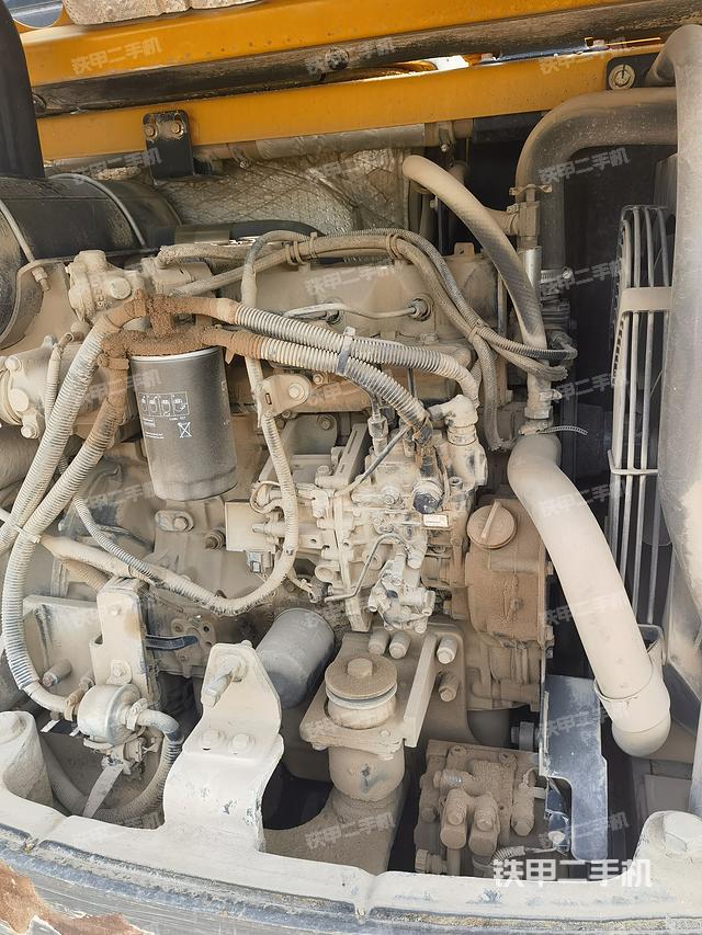 液压泵舱室正面整体（整机外观）