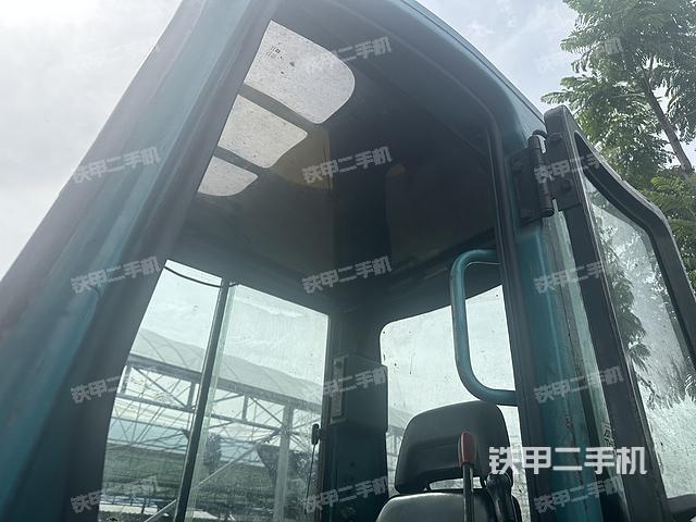 驾驶室顶部（整机外观）