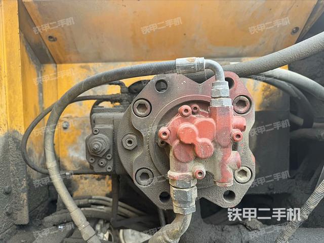 液压泵舱室正面整体（整机外观）