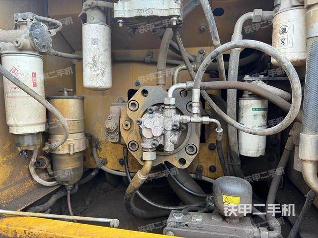 液压泵舱室正面整体（整机外观）