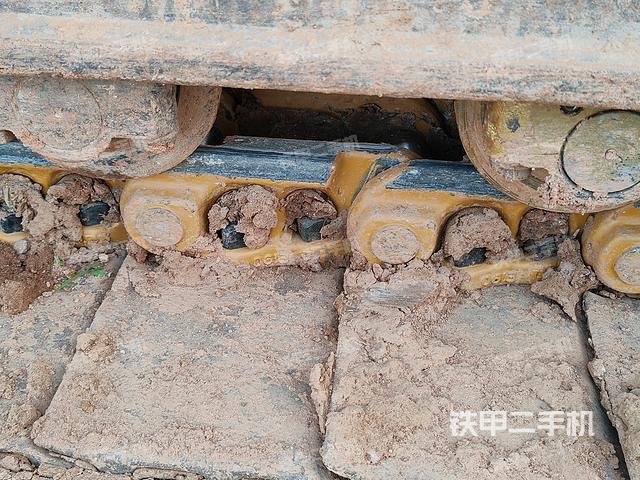 液压泵舱室正面整体（整机外观）